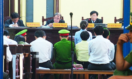 Luật sư biện giải thế nào về tội trạng của siêu lừa Huyền Như? - 2 Luật sư của các đồng phạm cũng kêu án nặng