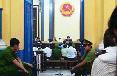 Viện Kiểm sát kiên quyết buộc Huyền Như bồi thường gần 4.000 tỷ đồng - 4 Phiên tòa kéo dài khiến nhiều bị cáo mệt mỏi