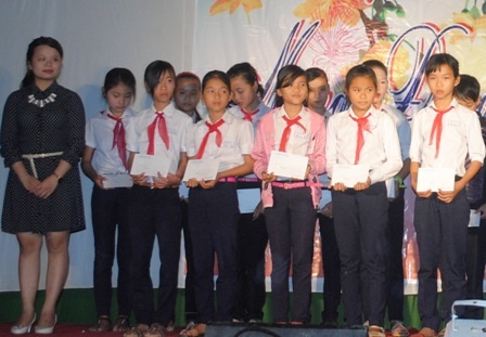 Món quà ý nghĩa cho học sinh vùng lũ của nhóm sinh viên lớp 11BM2 - 2 Toàn bộ số tiền trên đã được trao cho các em học sinh