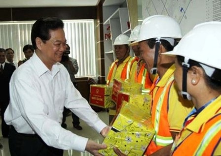 Thủ tướng Nguyễn Tấn Dũng hoan nghênh kiều bào về nước đầu tư - 2 Thủ tướng thăm hỏi, chúc tết công nhân