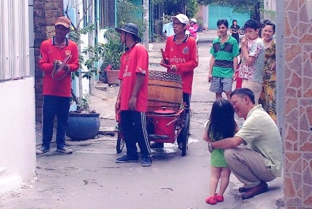 Dịch vụ Ông Địa, Thần Tài “hốt bạc”… ngày đầu năm - 6 Trẻ con nô nức, thích thú xem ông Địa, thần Tài ngày Xuân
