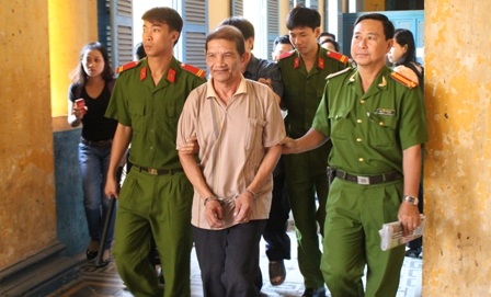 Tranh chấp đất, dùng búa chém cả nhà anh họ - 2 Ở tuổi gần đất xa trời, Minh phải vào tù vì sự nóng giận, sân si