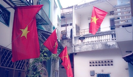 Ấm áp lá cờ Tổ quốc ngày Xuân - 1 Cờ đỏ sao vàng bay phất phới trong ngày Xuân