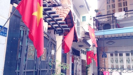 Ấm áp lá cờ Tổ quốc ngày Xuân - 2 Cờ đỏ sao vàng bay phất phới trong ngày Xuân