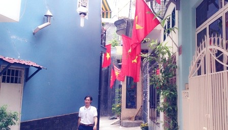 Ấm áp lá cờ Tổ quốc ngày Xuân - 7 Lòng rộn ràng đi chơi Tết dưới hàng cờ đỏ sao vàng tung bay