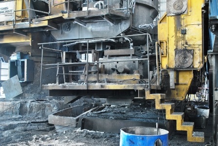 Lãnh đạo nhà máy cho biết phải mất rất nhiều ngày, thép chảy mới nguội (Ảnh: Công Quang)
