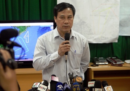 Sáu ngày “quét” trên biển Đông vẫn bặt tăm máy bay mất tích - 1 Ông Đoàn Hữu Gia, chỉ huy trưởng Sở chỉ huy tiền phương tại Phú Quốc trả lời báo chí