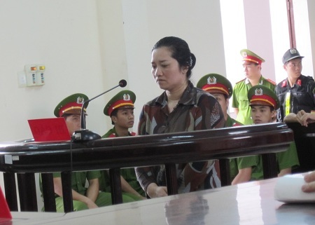 Vợ bí thư xã dùng rựa chém chủ nợ xin tha tội chết - 1 Bị cáo Hường tại tòa sơ thẩm