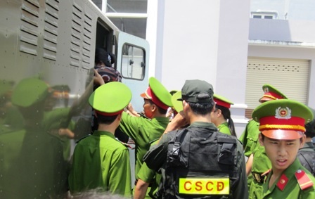 Giữ bình tĩnh suốt phiên xử, Hường đã bất khóc khi nghe án tử hình