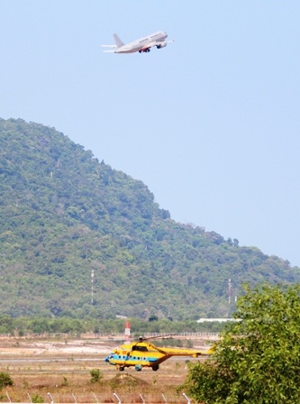 Chờ một máy bay dân dụng cất cánh trước