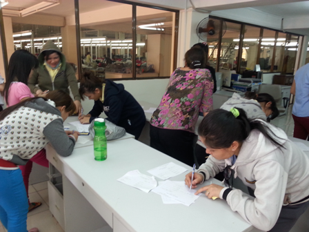 Gần 100 công nhân đồng loạt viết đơn xin nghỉ việc - 2 Hàng loạt công nhân ký đơn xin nghỉ việc vào trưa ngày 15/4