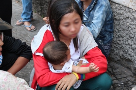 Vợ không cưới của Trúc bế đứa con nhỏ 5 tháng tuổi đến nhưng cũng không được tham dự tòa