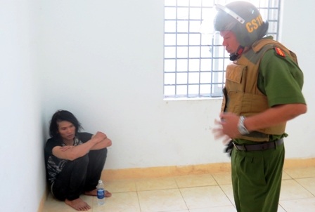 Vụ khống chế bạn nghiện ở nhà nghỉ: Hơn 3 giờ giải cứu con tin - 1 Hơn 3 giờ nghẹt thở giải cứu 3 con tin khỏi nhà nghỉ