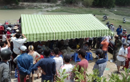 Cảnh nhói lòng bên bờ hồ không rào chắn