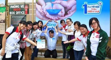 “Gìn giữ nguồn nước cho thế hệ tương lai” - 3 Các bạn trẻ tập trung trước Nhà hát TPHCM để hưởng ứng ngày Nước thế giới