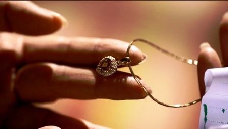 Cộng đồng mạng săn lùng dây chuyền “Trái tim tình Mẹ” cho 8/3