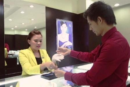 Cộng đồng mạng săn lùng dây chuyền “Trái tim tình Mẹ” cho 8/3