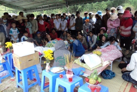 Cảnh nhói lòng bên bờ hồ không rào chắn