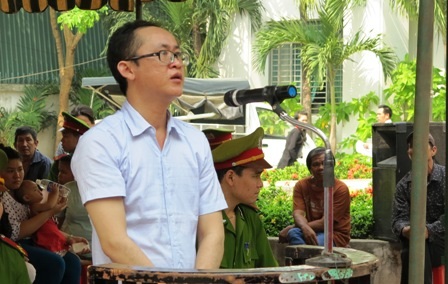 Sát hại người tình đồng tính vì bị nghi ngoại tình - 1 Bị cáo Đạt tại tòa