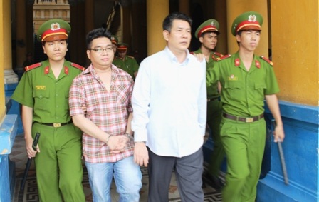 Phong (áo đỏ) và Hùng tại tòa