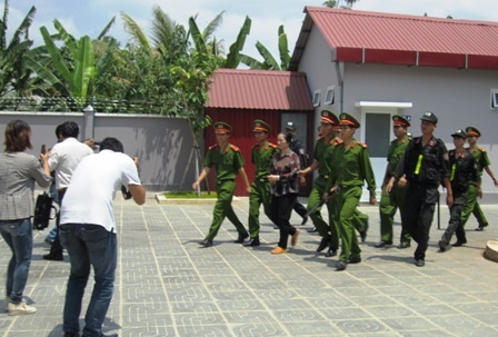 VKS đề nghị tử hình vợ Bí thư dùng rựa giết chủ nợ - 1 Giải bị cáo vào tòa