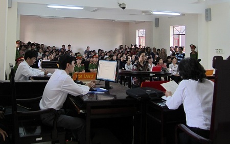 Vợ bí thư xã dùng rựa chém chủ nợ xin tha tội chết - 3 Hường không kháng cáo về khoản tiền bồi thường 900 triệu đồng mà cấp sơ thẩm tuyên