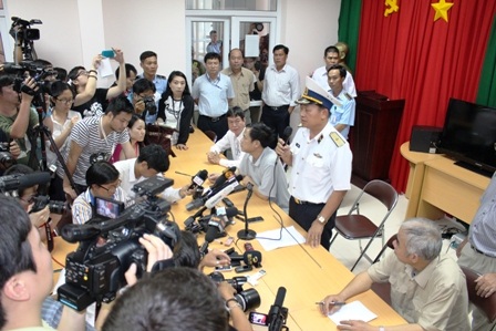 Việt Nam vẫn giữ quy mô tìm kiếm máy bay Malaysia mất tích - 4 Chuẩn đô đốc Lê Minh Thành trả lời báo chí