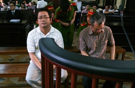 Sếp và trợ lý thân tín tại tòa