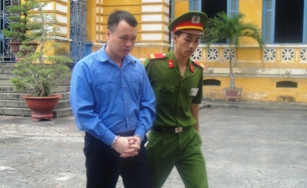 Độc chiêu “rút ruột” công ty gần 25 tỷ đồng để “nướng” vào cá độ - 1 Độc chiêu “rút ruột” công ty gần 25 tỷ đồng để “nướng” vào cá độ