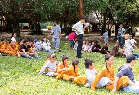 Niềm vui của các trẻ là hạnh phúc lớn nhất cuộc đời của các sư cô