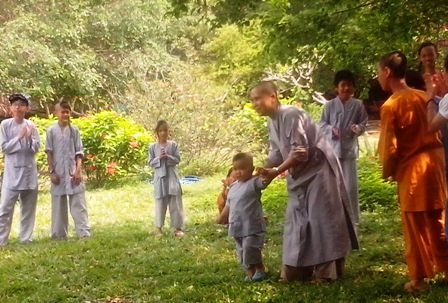 Sư cô đang hướng dẫn các cháu vui chơi trong chuyến đi dã ngoại ở KDL Bọ Cạp Vàng