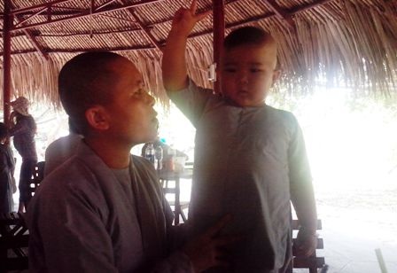 Sư cô Diệu Thông đang chăm sóc bé Thông Duyên, đứa con nhỏ nhất trong tịnh thất