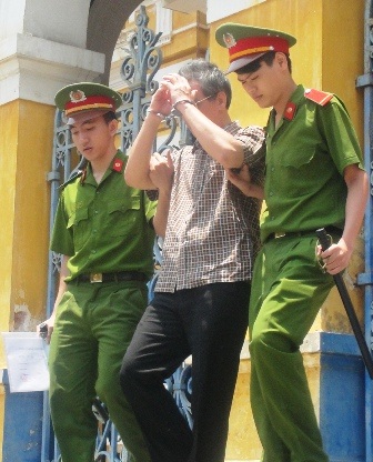 Năng lực tài chính không có, Dũng tạo dựng thanh thế bằng cách mạo danh con của tướng quân đội