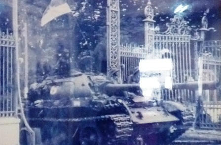 Những hình ảnh quý của khoảnh khắc chiến thắng 30/4/1975 lịch sử - 1 Xe tăng quân giải phóng húc đổ cổng Dinh Độc Lập