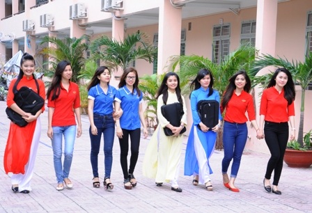 Tự chủ tuyển sinh và những thông tin mới nhất - 1 Các nữ sinh trong khuôn viên trường.