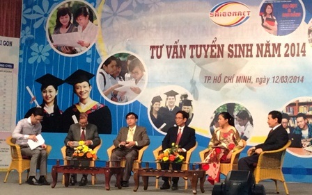Tự chủ tuyển sinh và những thông tin mới nhất - 2 Một buổi tư vấn tuyển sinh.