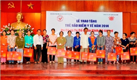 18.500 người nghèo và cận nghèo được tặng thẻ bảo hiểm y tế - 2 Thẻ bảo hiểm y tế đến với người nghèo
Quận 12, TPHCM