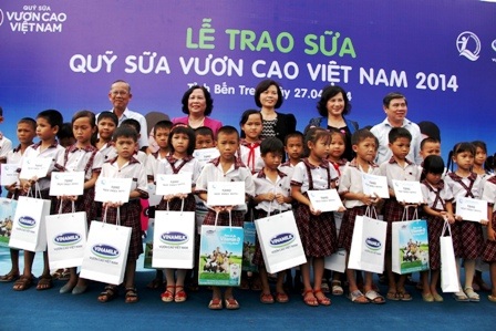 Quỹ “Vươn cao Việt Nam” đến với trẻ em tỉnh Bến Tre - 3 Trao tặng sữa cho trẻ em huyện Ba Tri (Bến Tre)