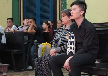 Bị hại và mẹ ruột cũng có mặt tại tòa