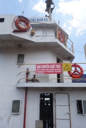 Tổng cục Môi trường vào cuộc vụ tàu nghìn tấn “mất tích” - 2 Trên tàu có biển cảnh báo chất thải nguy hại