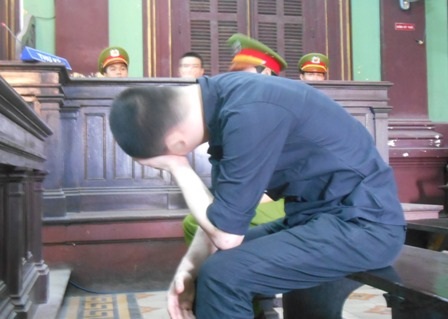 Người cha tội lỗi luôn né tránh ánh nhìn của mọi người