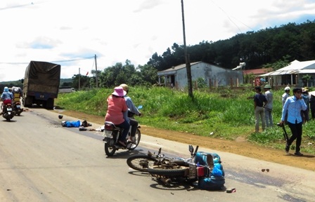 Hiện trường vụ tai nạn khiến hai vợ chồng chết thảm