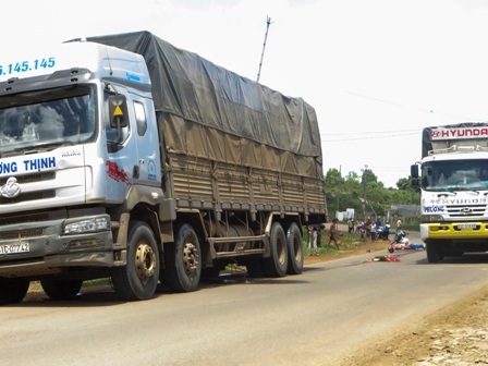 Hiện trường vụ tai nạn khiến hai vợ chồng chết thảm