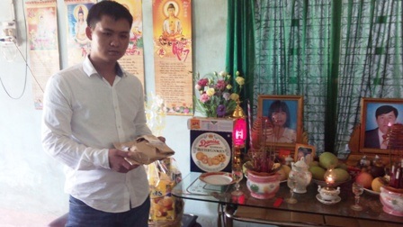 Công an trả mẫu xương người trong vườn vợ Bí thư xã - 1 Con trai bà Hà ngậm ngùi khi nhận lại mẫu xương của mẹ