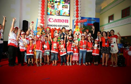 Sân chơi hè sáng tạo dành cho trẻ - 4 Các bé hào hứng khoe với bạn bè và bố mẹ những tác phẩm đầu tiên của mình