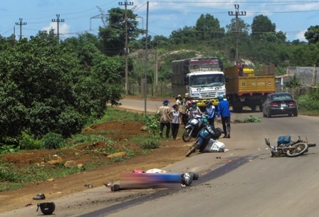 Nhiều người chứng kiến không khỏi ái ngại trước cái chết bi thảm của đôi vợ chồng