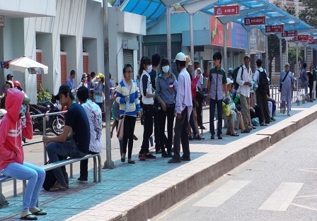 Có một Sài Gòn "sống chậm", bình yên hiếm gặp - 13 Ngày lễ, tết, chỉ có bến xe buýt trước cổng chợ Bến Thành, Q.1 vẫn tấp nập hành khách