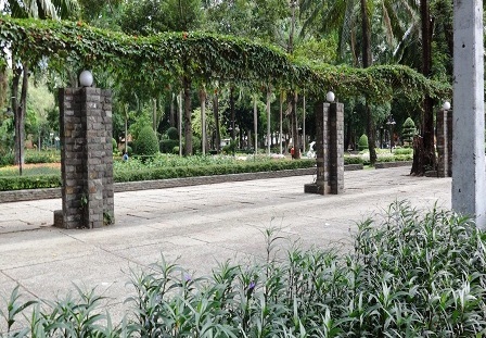Có một Sài Gòn "sống chậm", bình yên hiếm gặp - 9 Lối đi bộ ven công viên Tao Đàn cũng vắng bóng người