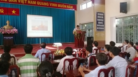 Nhiều công nhân tham gia buổi nói chuyện, thông tin về thời sự Biển Đông