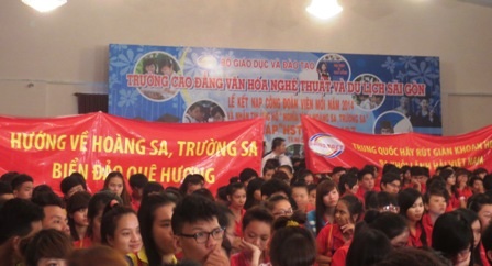 Các bạn trẻ cần có “kỹ năng yêu nước” - 2 Các sinh viên lắng nghe diễn giả nói về biển Đông